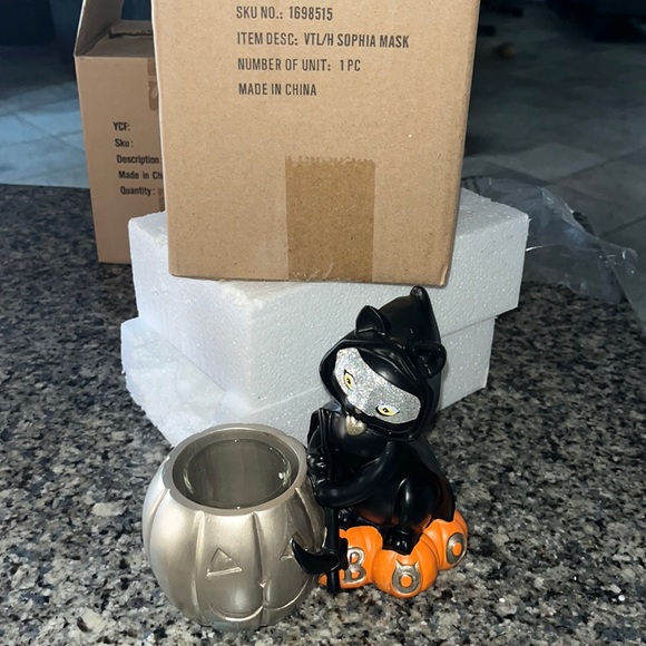 Yankee candle Sophia the masked cat halloween NWT! - Picture 4 of 4
